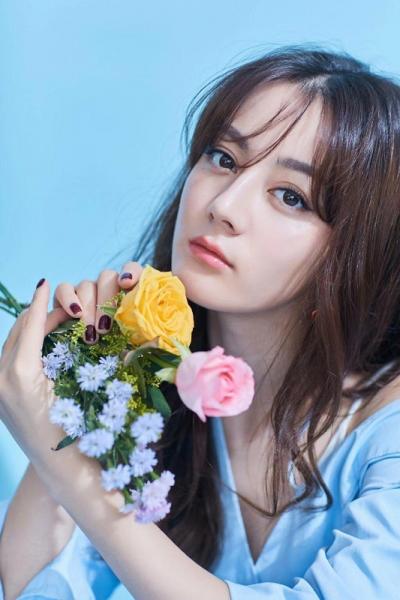 迪麗熱巴淺藍色連衣裙亮相， 清新裸妝少女感十足！